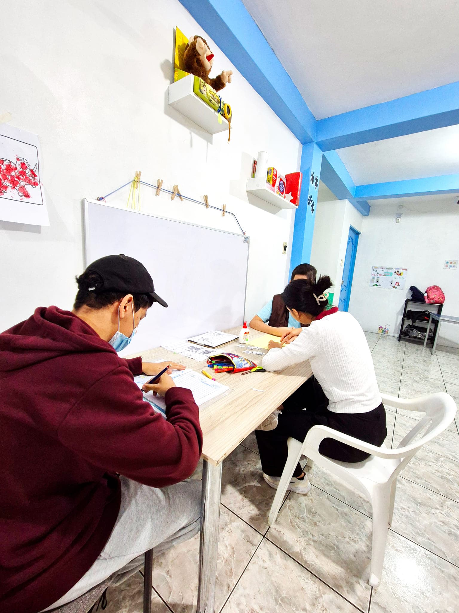 Especialistas del Centro ISAAC trabajando con niños