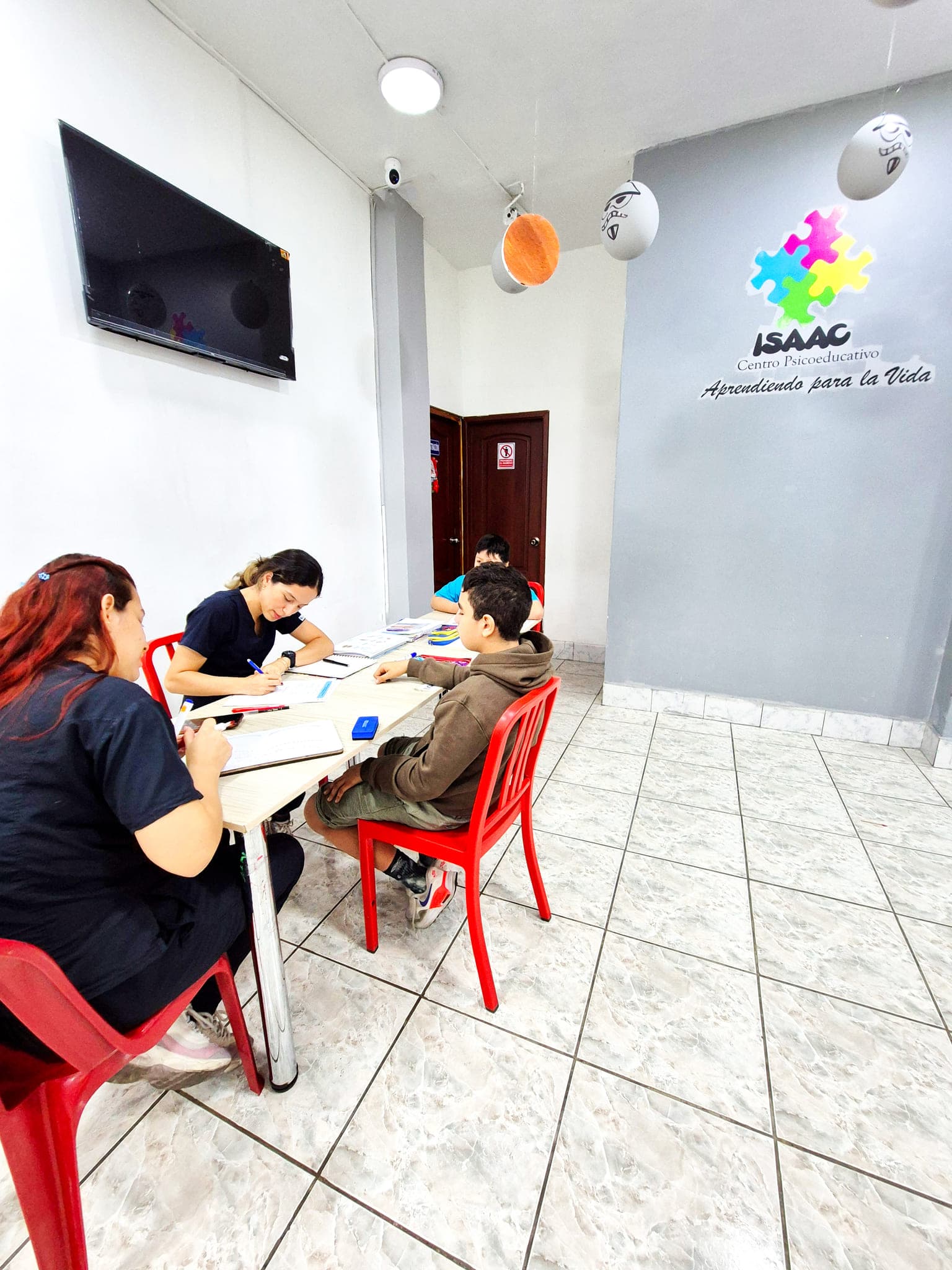 Sesión grupal en Centro ISAAC