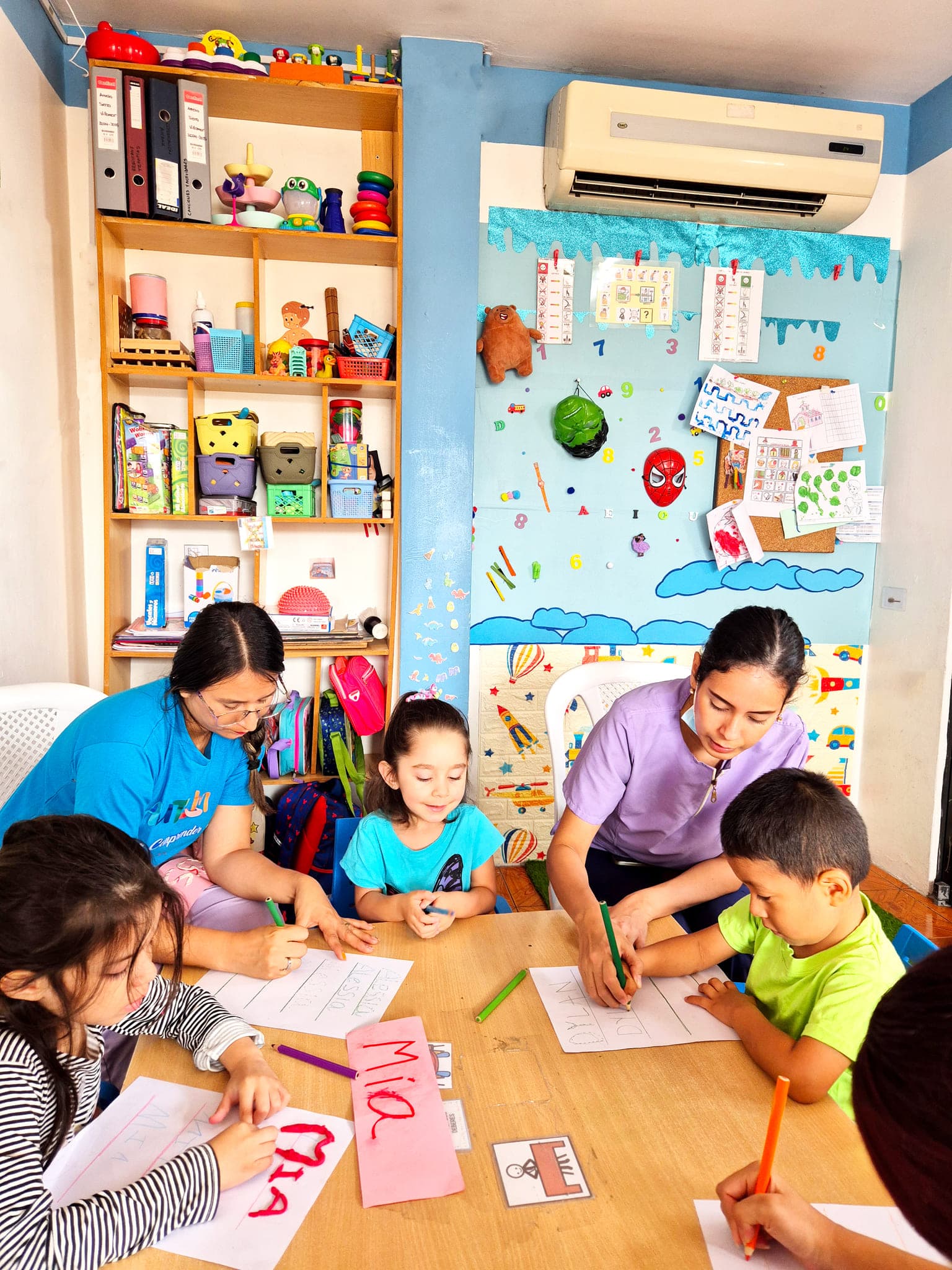 Niños en sesión de terapia en Centro ISAAC Guayaquil
