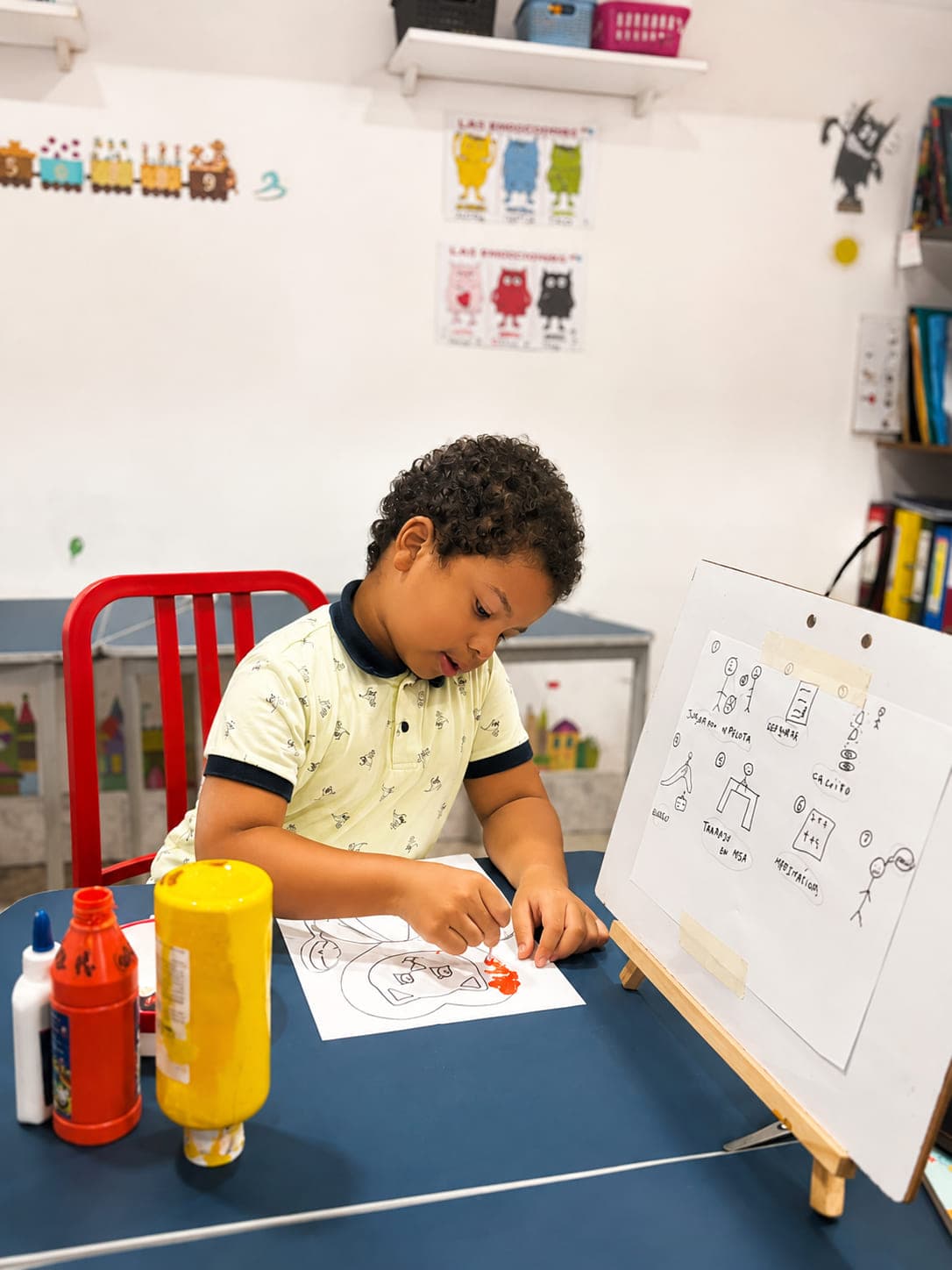 Niño trabajando de forma individual con apoyos visuales en el Centro ISAAC de Guayaquil