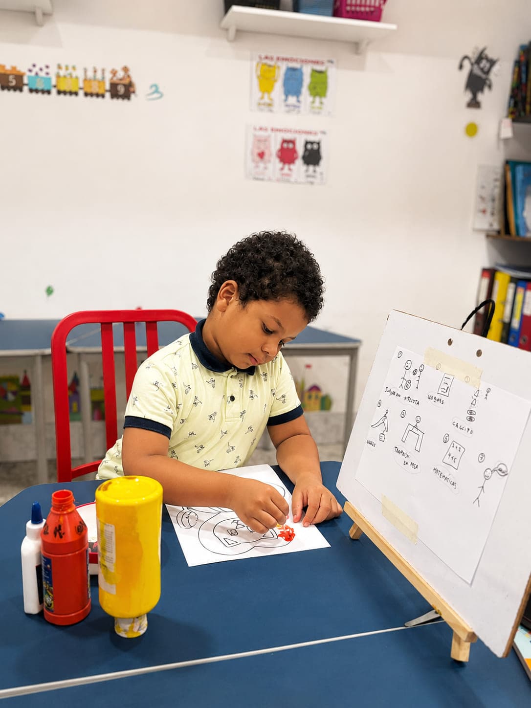 Niño con necesidades educativas especiales trabajando con apoyos visuales y material adaptado en el Centro ISAAC