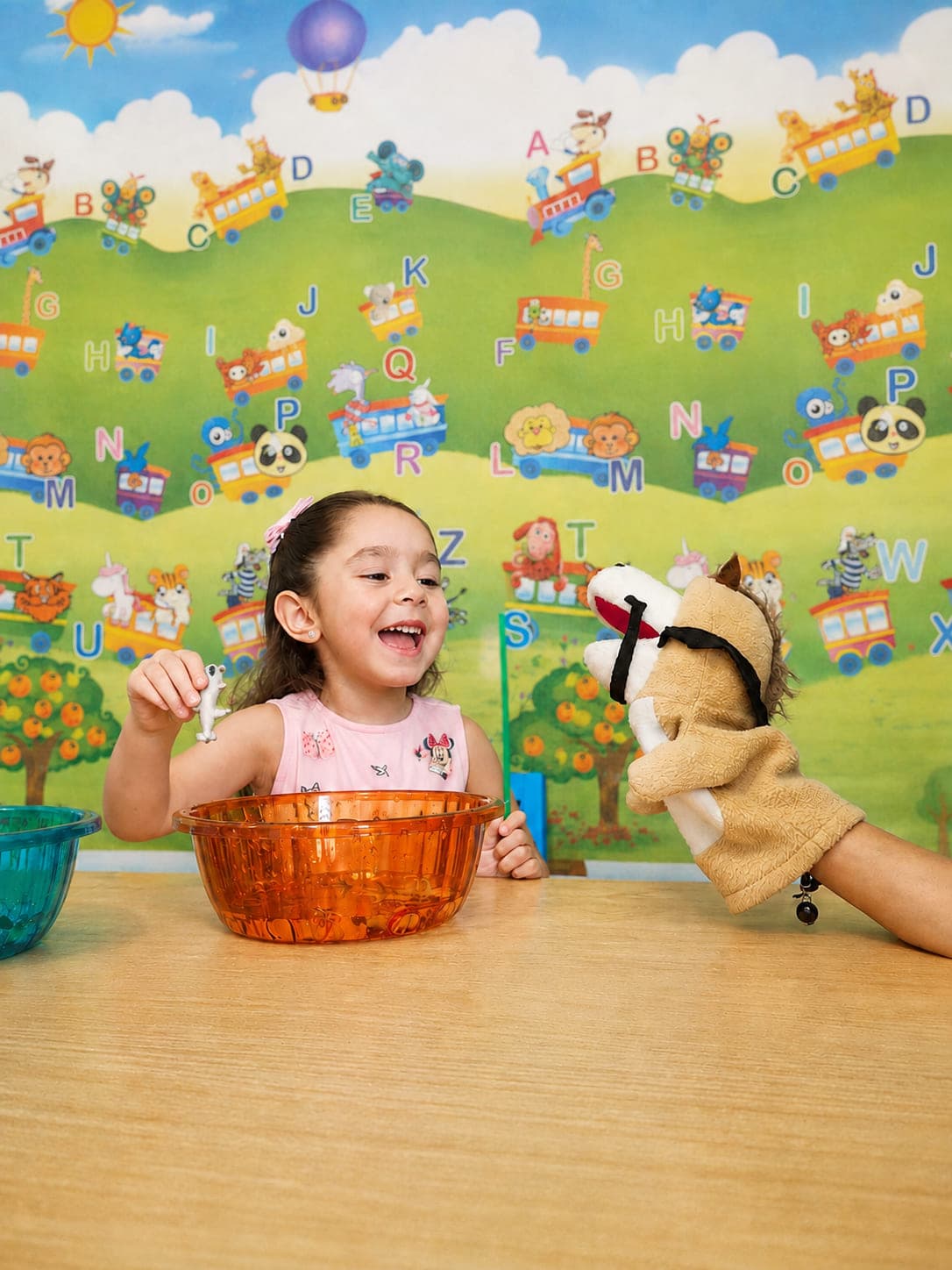 Niña en sesión de evaluación de autismo jugando con una especialista en el Centro ISAAC de Guayaquil