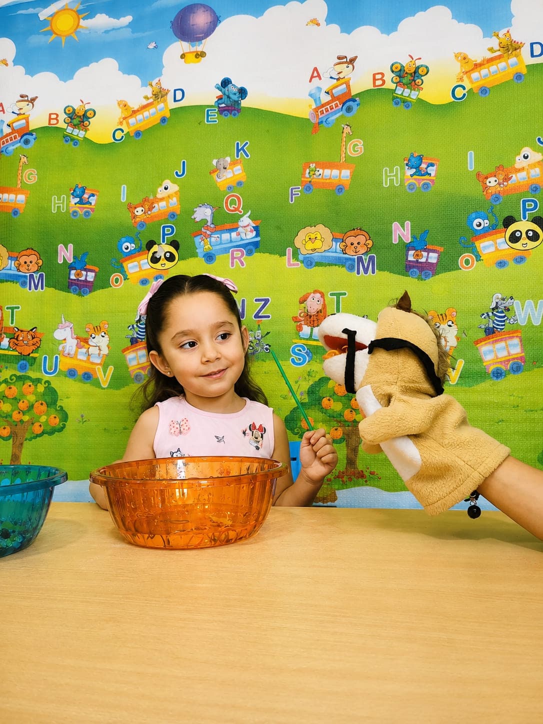 Terapia de lenguaje y juego con títeres para una niña con autismo en el Centro ISAAC de Guayaquil